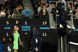 Alcaraz 2-6,6-2,6-3 Djokovic (hết set 3): Đảo ngược tình thế