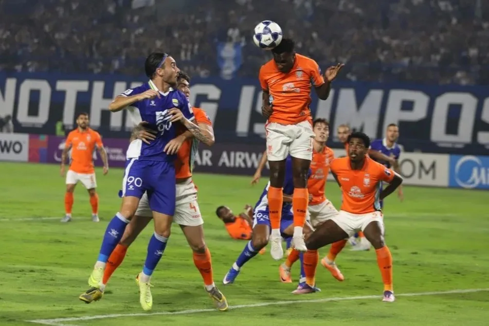 Cổ động viên Indonesia truy đuổi cầu thủ Thái Lan và trọng tài ở Cúp châu Á