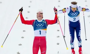 'Vua băng đồng' gây sốt khi trượt lên dốc ở Olympic mùa Đông