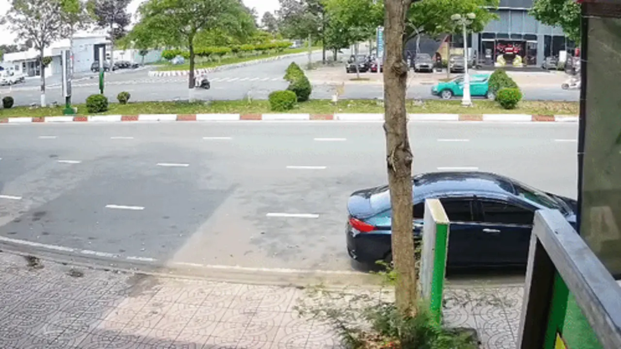 Hai cô bé đi xe đạp điện lao thẳng vào ôtô đỗ bên đường